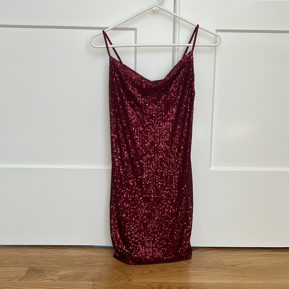 Woman’s xsmall cocktail dress, maroon with sequins. Above the knee. - Picture 1 of 7